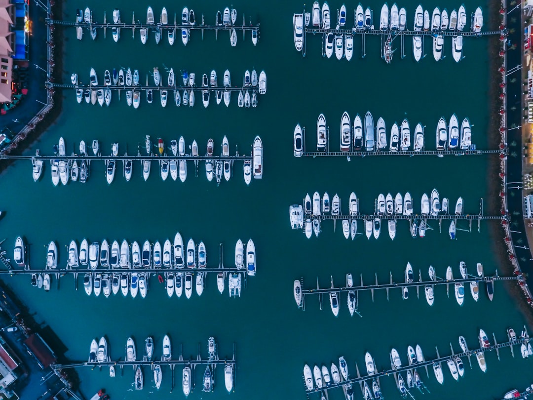 Yate de lujo navegando en la costa española